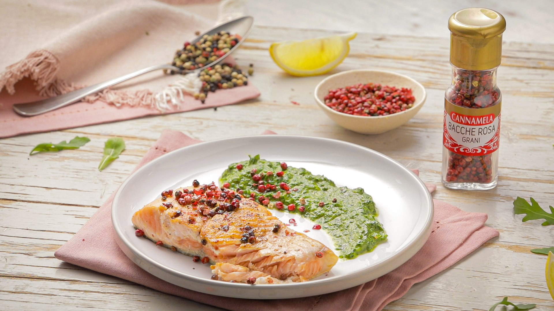 Salmone alle bacche rosa su pesto di rucola e olio allo zenzero