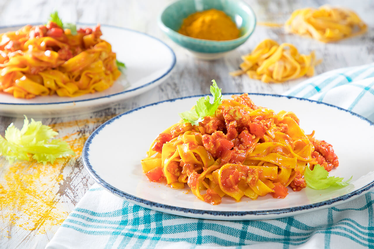 Turmeric tagliatelle with chicken ragout - Ricetta - Cannamela